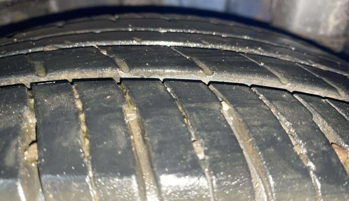 2015 Hyundai Eon SPORTZ, Petrol, Manual, 46,220 km, Left Rear Tyre Tread