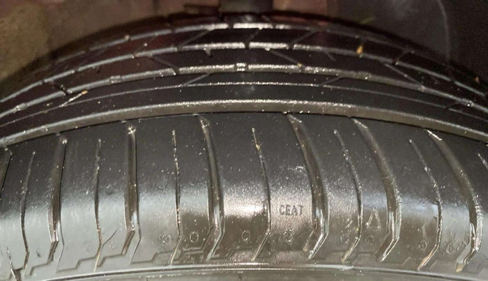 2023 Hyundai NEW I20 ASTA (O) 1.2 IVT, Petrol, Automatic, 7,592 km, Right Front Tyre Tread