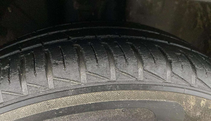 2021 Renault Kwid CLIMBER 1.0 (O), Petrol, Manual, 76,136 km, Right Front Tyre Tread