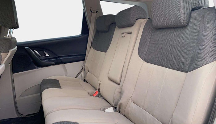 2016 Mahindra XUV500 W6, Diesel, Manual, 89,266 km, Right Side Rear Door Cabin