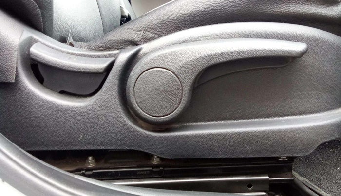 2019 Hyundai Elite i20 SPORTZ PLUS 1.2, CNG, Manual, 1,00,244 km, Driver Side Adjustment Panel