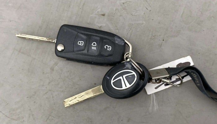 2022 Tata NEXON XM SUNROOF PETROL, Petrol, Manual, 40,715 km, Key Close Up