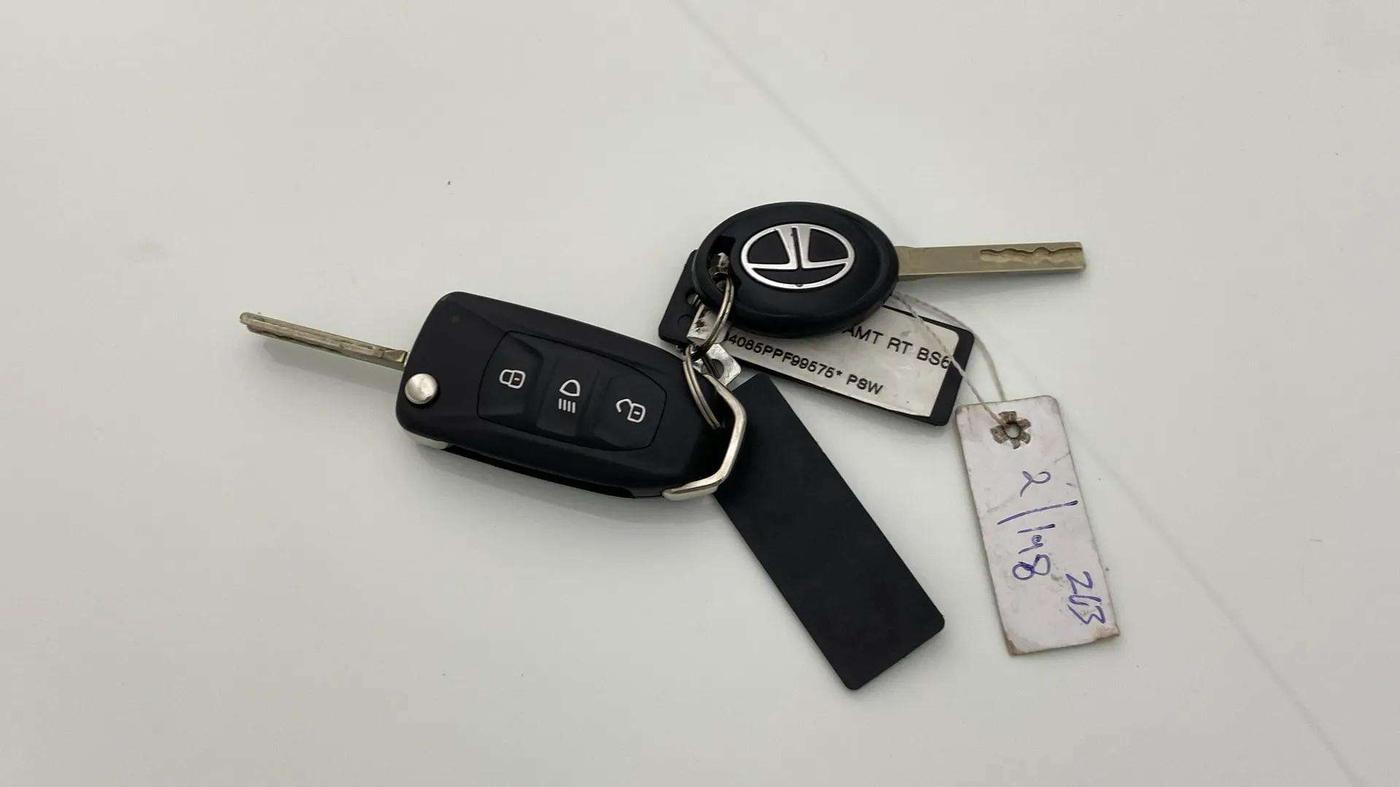 2023 Tata PUNCH ADVENTURE RHYTHM PACK AMT, Petrol, Automatic, 17,492 km, Key Close Up