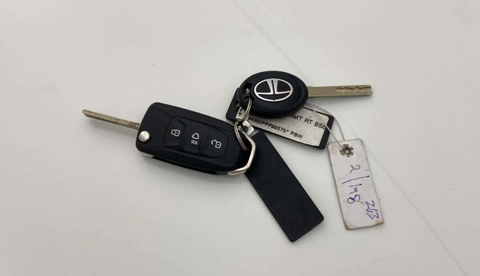 2023 Tata PUNCH ADVENTURE RHYTHM PACK AMT, Petrol, Automatic, 17,492 km, Key Close Up