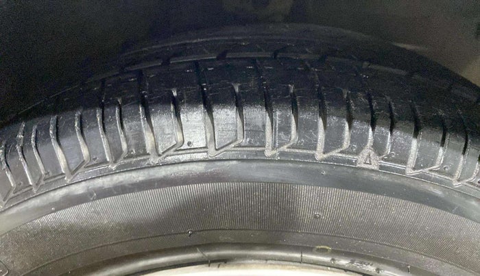 2013 Hyundai i10 MAGNA 1.2, Petrol, Manual, 68,274 km, Right Front Tyre Tread