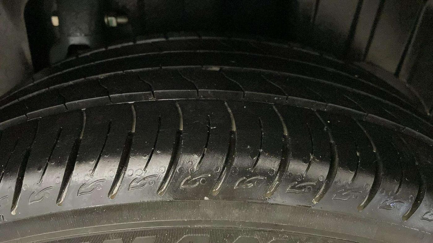 2021 Mahindra XUV300 W8 (O) 1.2 PETROL AMT, Petrol, Automatic, 20,050 km, Left Rear Tyre Tread