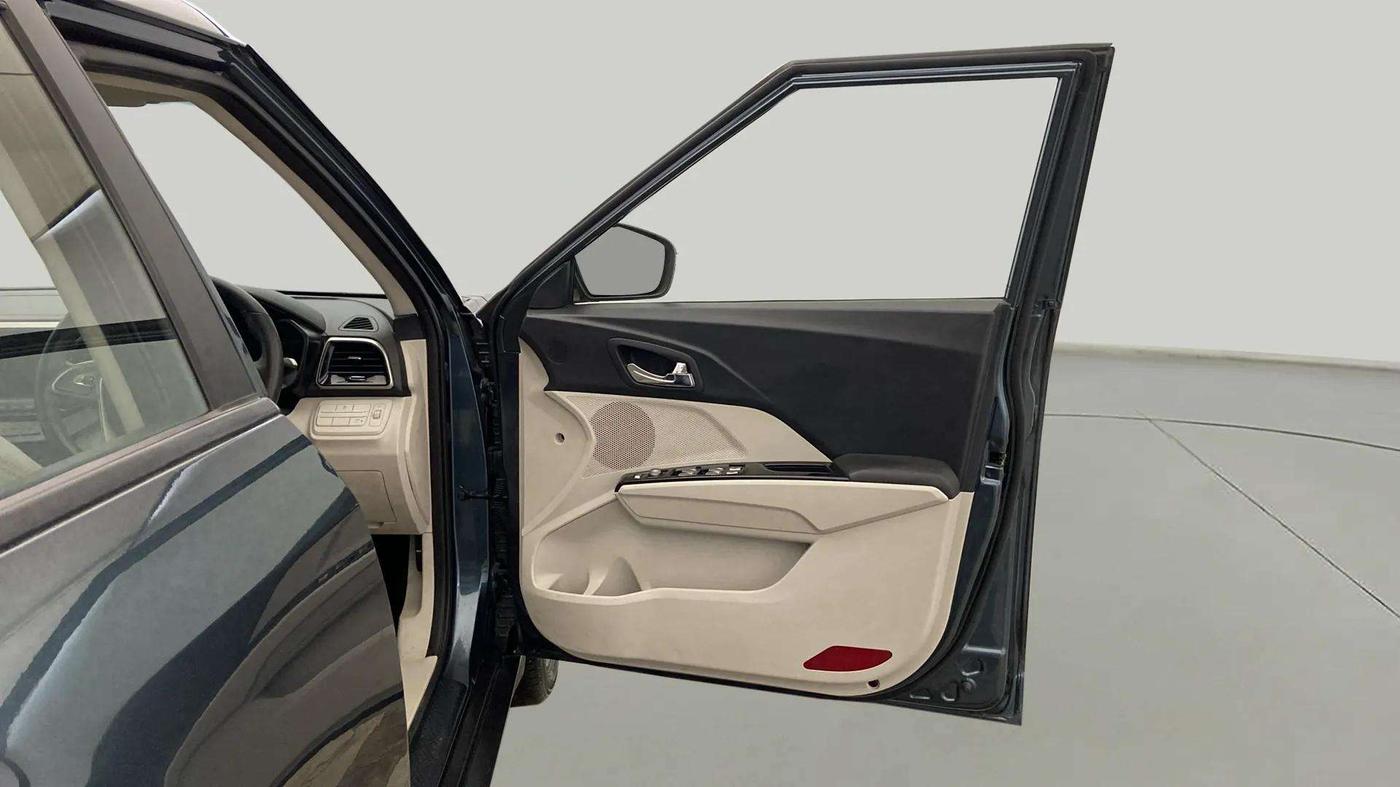2021 Mahindra XUV300 W8 (O) 1.2 PETROL AMT, Petrol, Automatic, 20,050 km, RHS Front Door