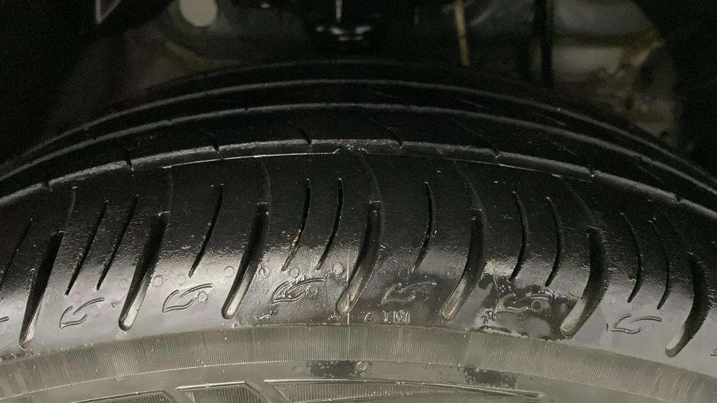 2021 Mahindra XUV300 W8 (O) 1.2 PETROL AMT, Petrol, Automatic, 20,050 km, Right Front Tyre Tread