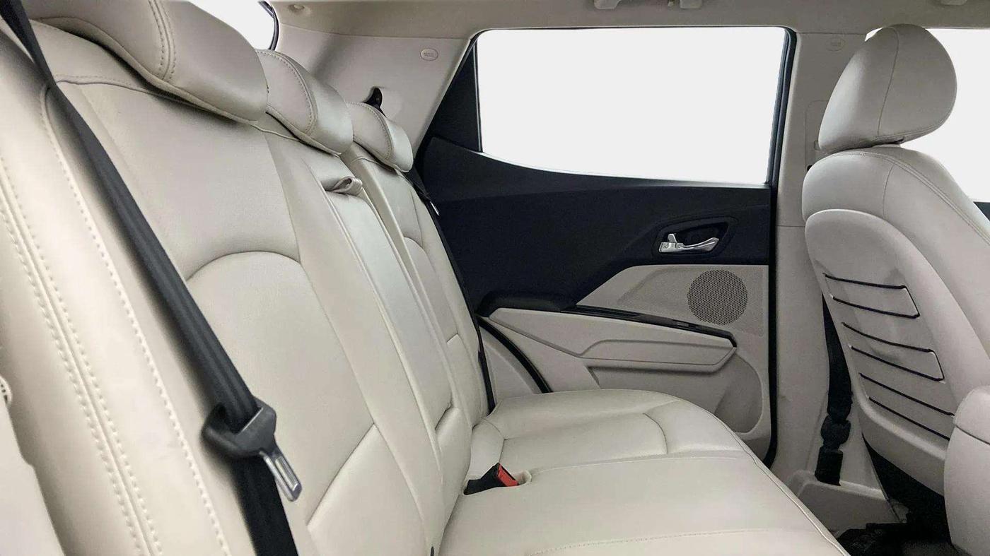 2021 Mahindra XUV300 W8 (O) 1.2 PETROL AMT, Petrol, Automatic, 20,050 km, Right Side Rear Door Cabin