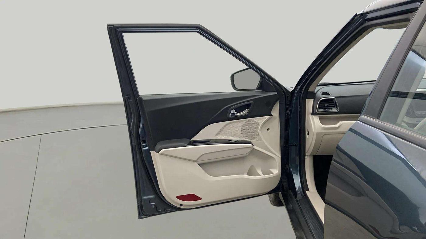 2021 Mahindra XUV300 W8 (O) 1.2 PETROL AMT, Petrol, Automatic, 20,050 km, LHS Front Door