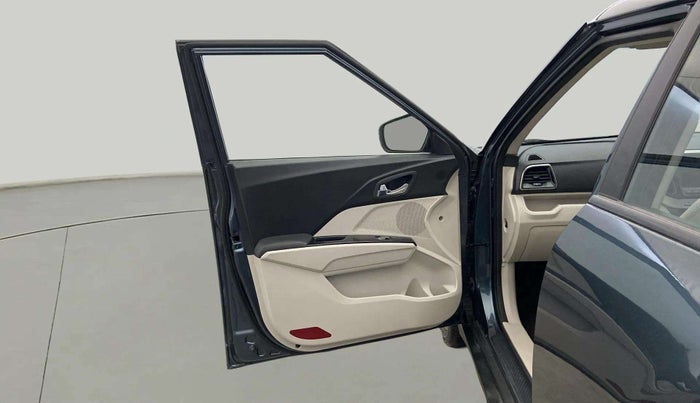 2021 Mahindra XUV300 W8 (O) 1.2 PETROL AMT, Petrol, Automatic, 19,954 km, LHS Front Door