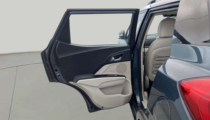 2021 Mahindra XUV300 W8 (O) 1.2 PETROL AMT, Petrol, Automatic, 19,954 km, LHS Rear Door