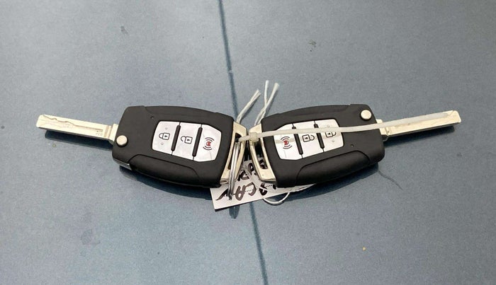 2021 Mahindra XUV300 W8 (O) 1.2 PETROL AMT, Petrol, Automatic, 19,954 km, Key Close Up