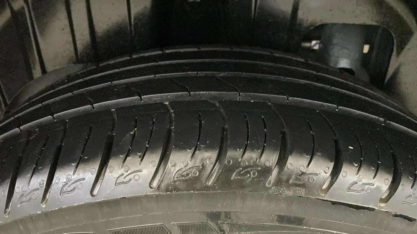 2021 Mahindra XUV300 W8 (O) 1.2 PETROL AMT, Petrol, Automatic, 20,050 km, Right Rear Tyre Tread