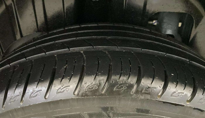 2021 Mahindra XUV300 W8 (O) 1.2 PETROL AMT, Petrol, Automatic, 19,954 km, Right Rear Tyre Tread