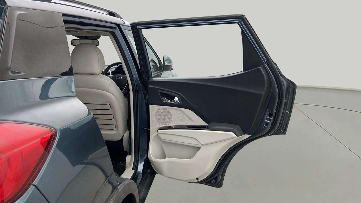 2021 Mahindra XUV300 W8 (O) 1.2 PETROL AMT, Petrol, Automatic, 20,050 km, RHS Rear Door