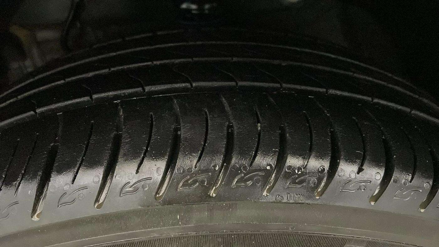2021 Mahindra XUV300 W8 (O) 1.2 PETROL AMT, Petrol, Automatic, 20,050 km, Left Front Tyre Tread