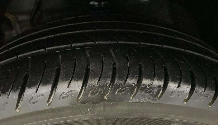 2021 Mahindra XUV300 W8 (O) 1.2 PETROL AMT, Petrol, Automatic, 19,954 km, Left Front Tyre Tread