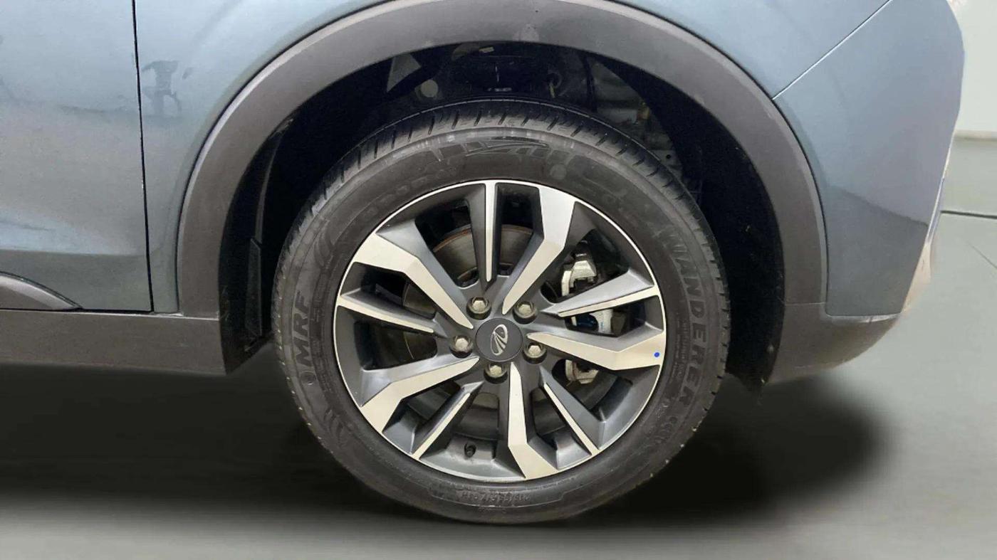 2021 Mahindra XUV300 W8 (O) 1.2 PETROL AMT, Petrol, Automatic, 20,050 km, Right Front Wheel