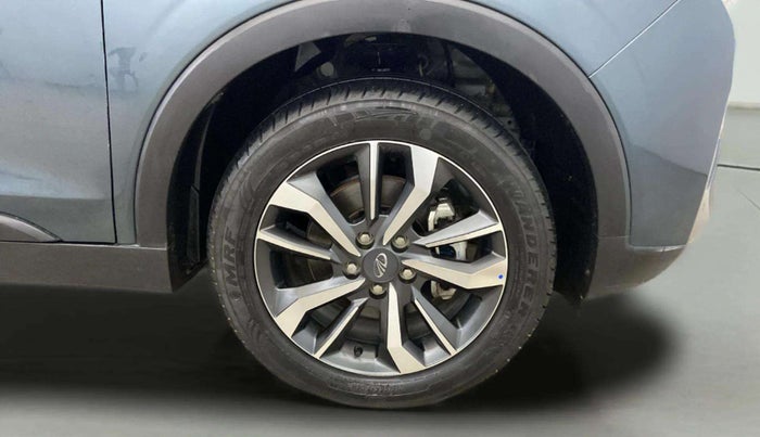 2021 Mahindra XUV300 W8 (O) 1.2 PETROL AMT, Petrol, Automatic, 19,954 km, Right Front Wheel