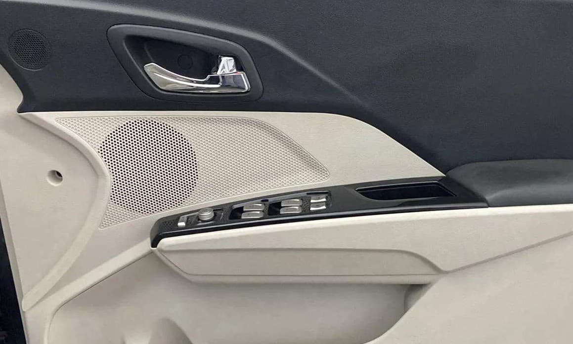 2021 Mahindra XUV300 W8 (O) 1.2 PETROL AMT, Petrol, Automatic, 20,050 km, Driver Side Door Panels Control