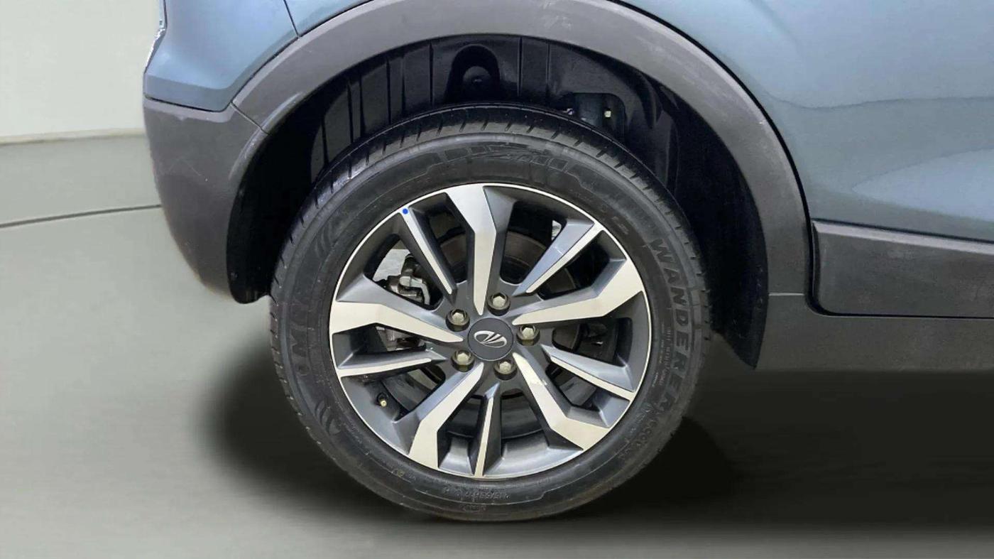 2021 Mahindra XUV300 W8 (O) 1.2 PETROL AMT, Petrol, Automatic, 20,050 km, Right Rear Wheel