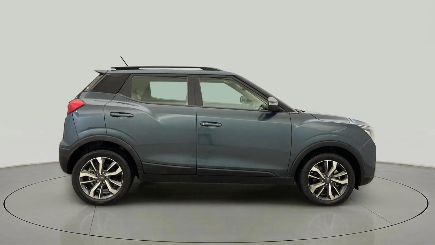 2021 Mahindra XUV300 W8 (O) 1.2 PETROL AMT, Petrol, Automatic, 20,050 km, Right Side View