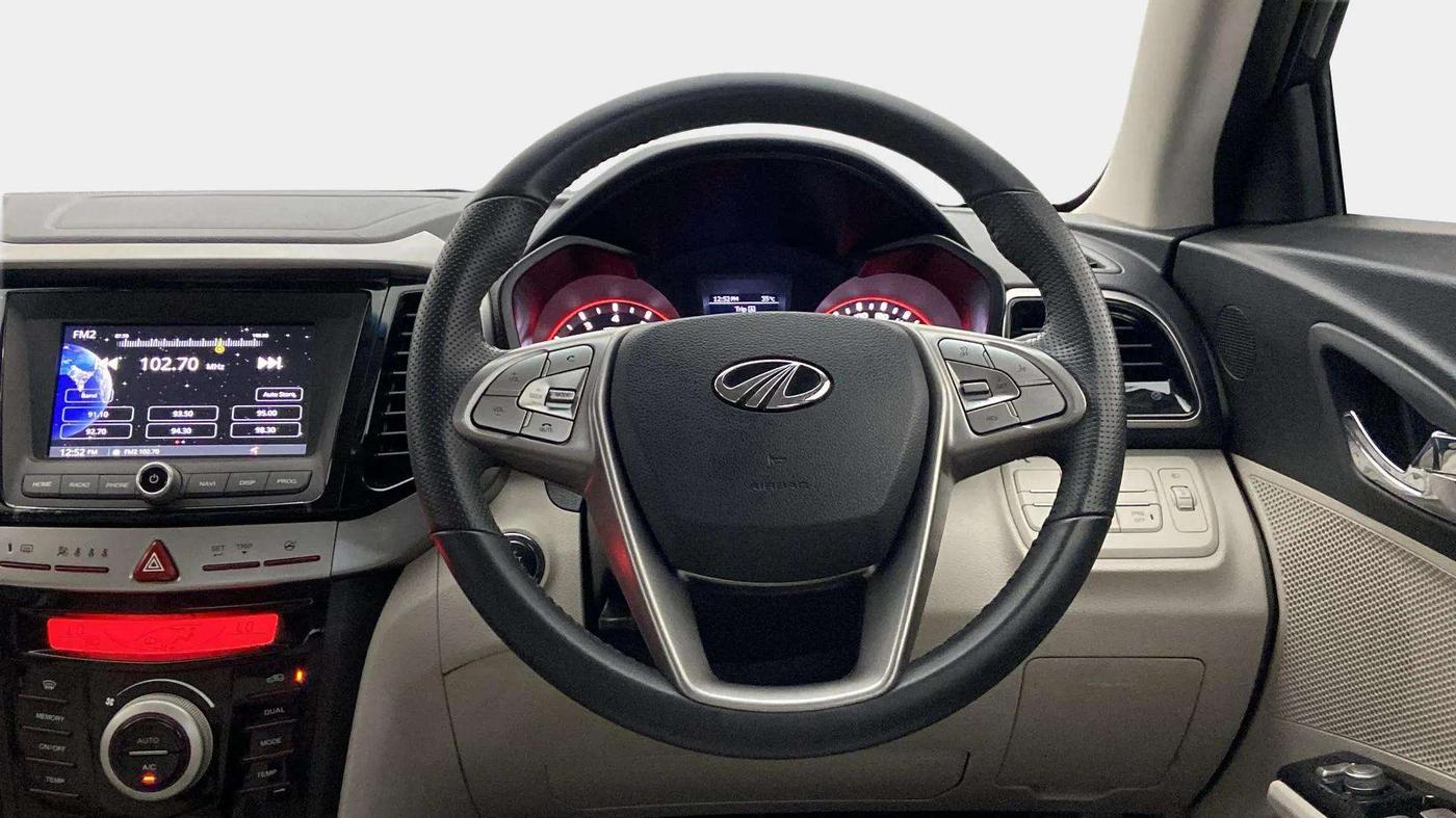 2021 Mahindra XUV300 W8 (O) 1.2 PETROL AMT, Petrol, Automatic, 20,050 km, Steering Wheel Close Up