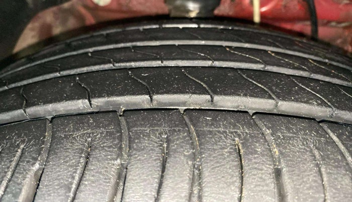 2021 Mahindra XUV300 W8 (O) 1.2 PETROL AMT, Petrol, Automatic, 28,551 km, Right Front Tyre Tread