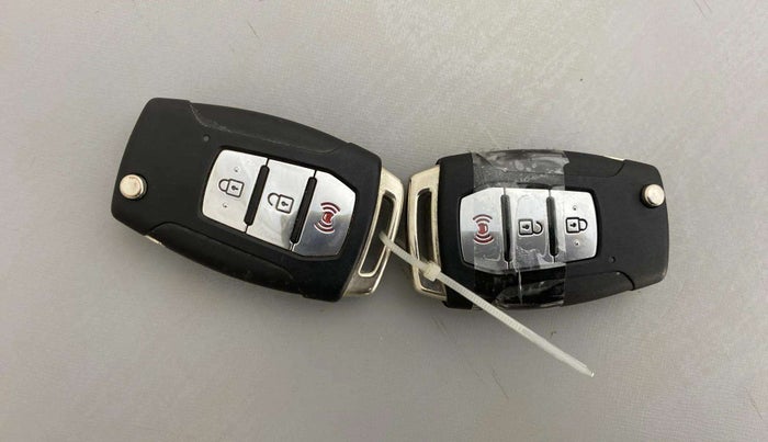 2021 Mahindra XUV300 W8 (O) 1.2 PETROL AMT, Petrol, Automatic, 28,551 km, Key Close Up
