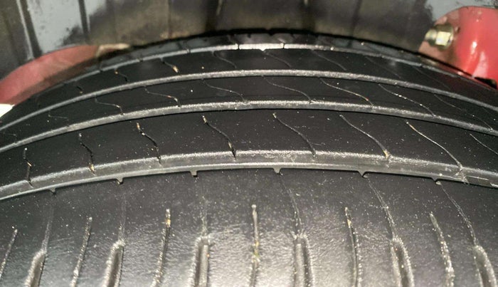 2021 Mahindra XUV300 W8 (O) 1.2 PETROL AMT, Petrol, Automatic, 28,551 km, Right Rear Tyre Tread