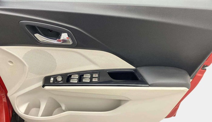 2021 Mahindra XUV300 W8 (O) 1.2 PETROL AMT, Petrol, Automatic, 28,551 km, Driver Side Door Panels Control