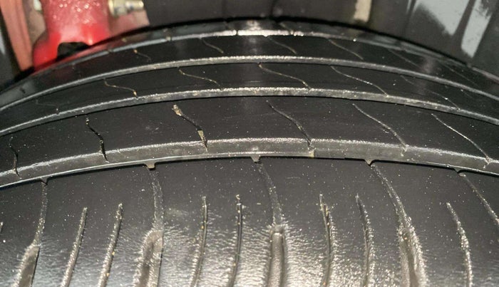 2021 Mahindra XUV300 W8 (O) 1.2 PETROL AMT, Petrol, Automatic, 28,551 km, Left Rear Tyre Tread