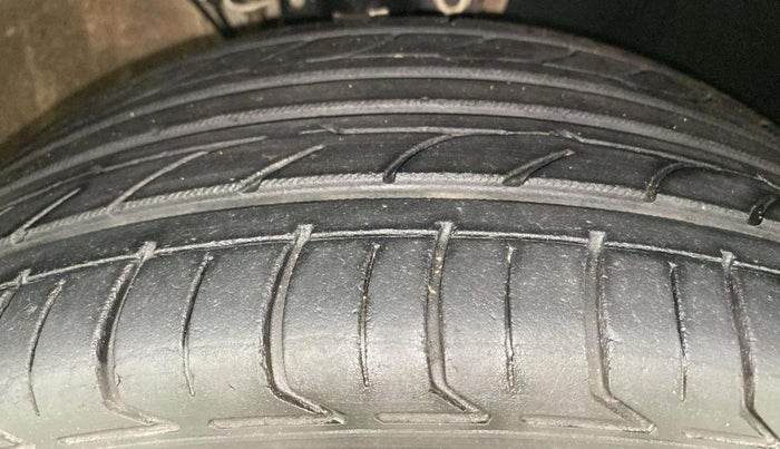 2018 Volkswagen Polo HIGHLINE PLUS 1.0 16 ALLOY, Petrol, Manual, 1,21,839 km, Right Front Tyre Tread