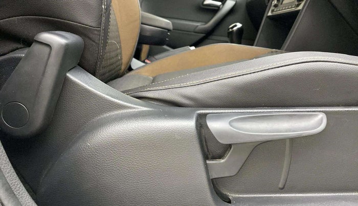 2018 Volkswagen Polo HIGHLINE PLUS 1.0 16 ALLOY, Petrol, Manual, 1,21,839 km, Driver Side Adjustment Panel