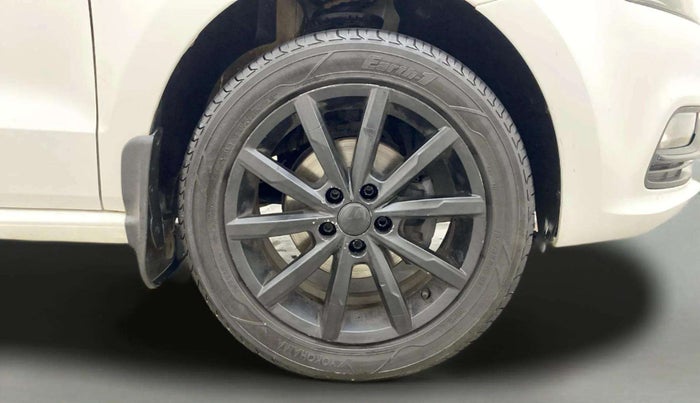 2018 Volkswagen Polo HIGHLINE PLUS 1.0 16 ALLOY, Petrol, Manual, 1,21,839 km, Right Front Wheel