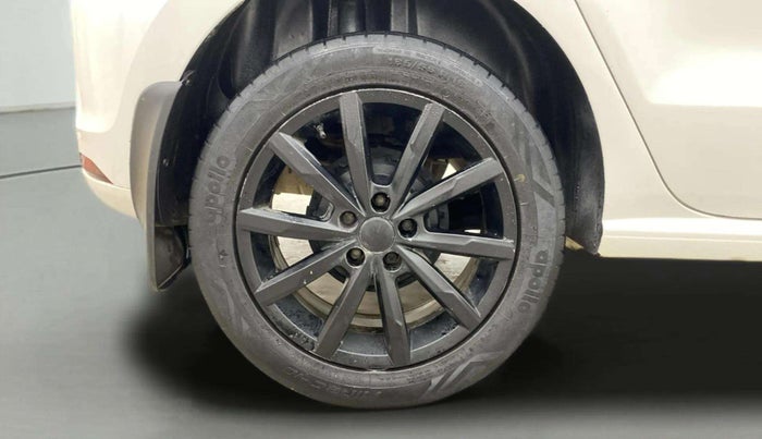 2018 Volkswagen Polo HIGHLINE PLUS 1.0 16 ALLOY, Petrol, Manual, 1,21,839 km, Right Rear Wheel