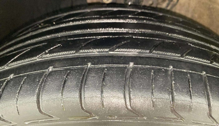 2018 Volkswagen Polo HIGHLINE PLUS 1.0 16 ALLOY, Petrol, Manual, 1,21,839 km, Left Front Tyre Tread