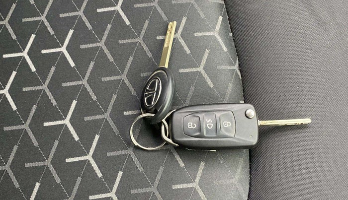 2022 Tata NEXON XM SUNROOF PETROL, Petrol, Manual, 17,777 km, Key Close Up