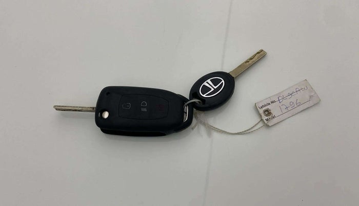 2021 Tata NEXON XMA SUNROOF PETROL, Petrol, Automatic, 43,297 km, Key Close Up