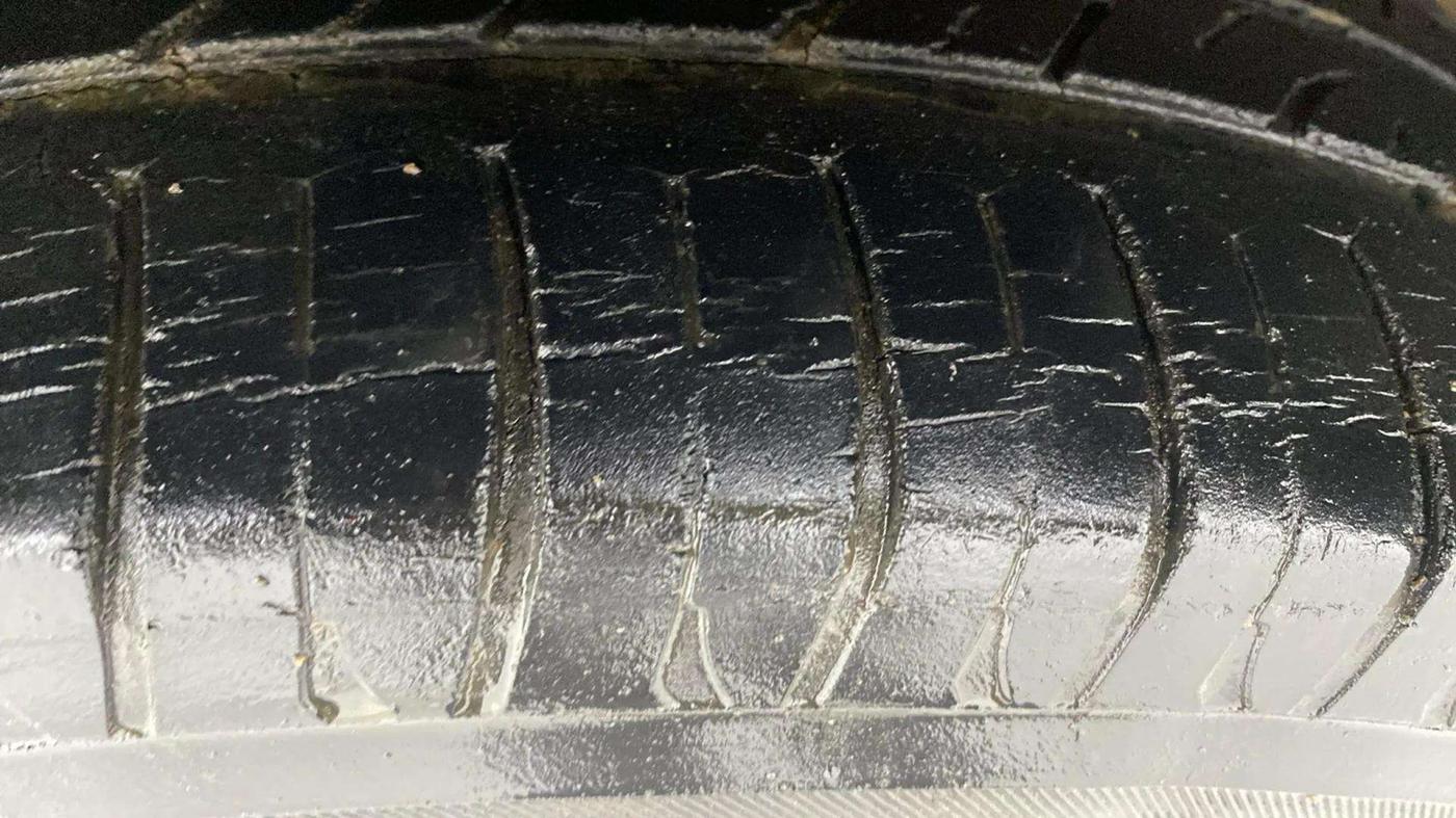 2016 Mahindra Kuv100 K4 6 STR, Petrol, Manual, 45,796 km, Left Front Tyre Tread