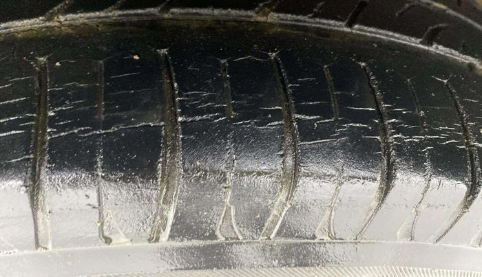 2016 Mahindra Kuv100 K4 6 STR, Petrol, Manual, 45,796 km, Left Front Tyre Tread