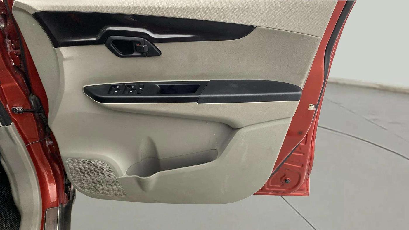 2016 Mahindra Kuv100 K4 6 STR, Petrol, Manual, 45,796 km, Driver Side Door Panels Control