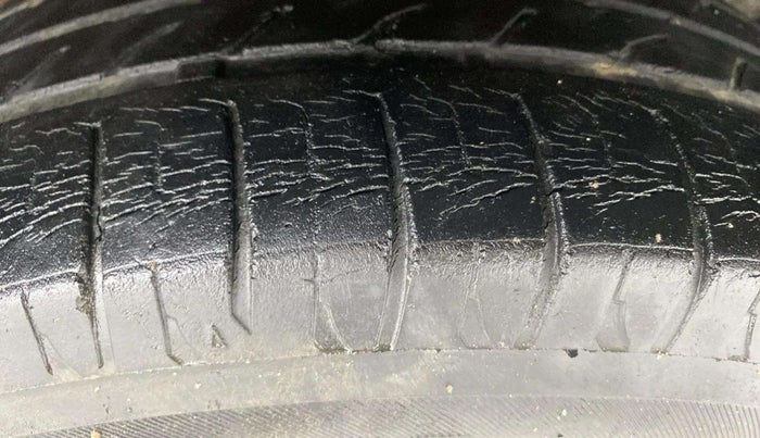 2016 Mahindra Kuv100 K4 6 STR, Petrol, Manual, 45,796 km, Right Front Tyre Tread