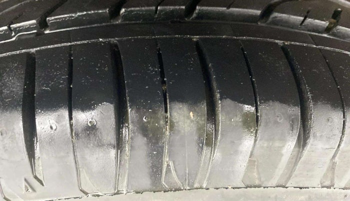 2016 Mahindra Kuv100 K4 6 STR, Petrol, Manual, 45,796 km, Right Rear Tyre Tread