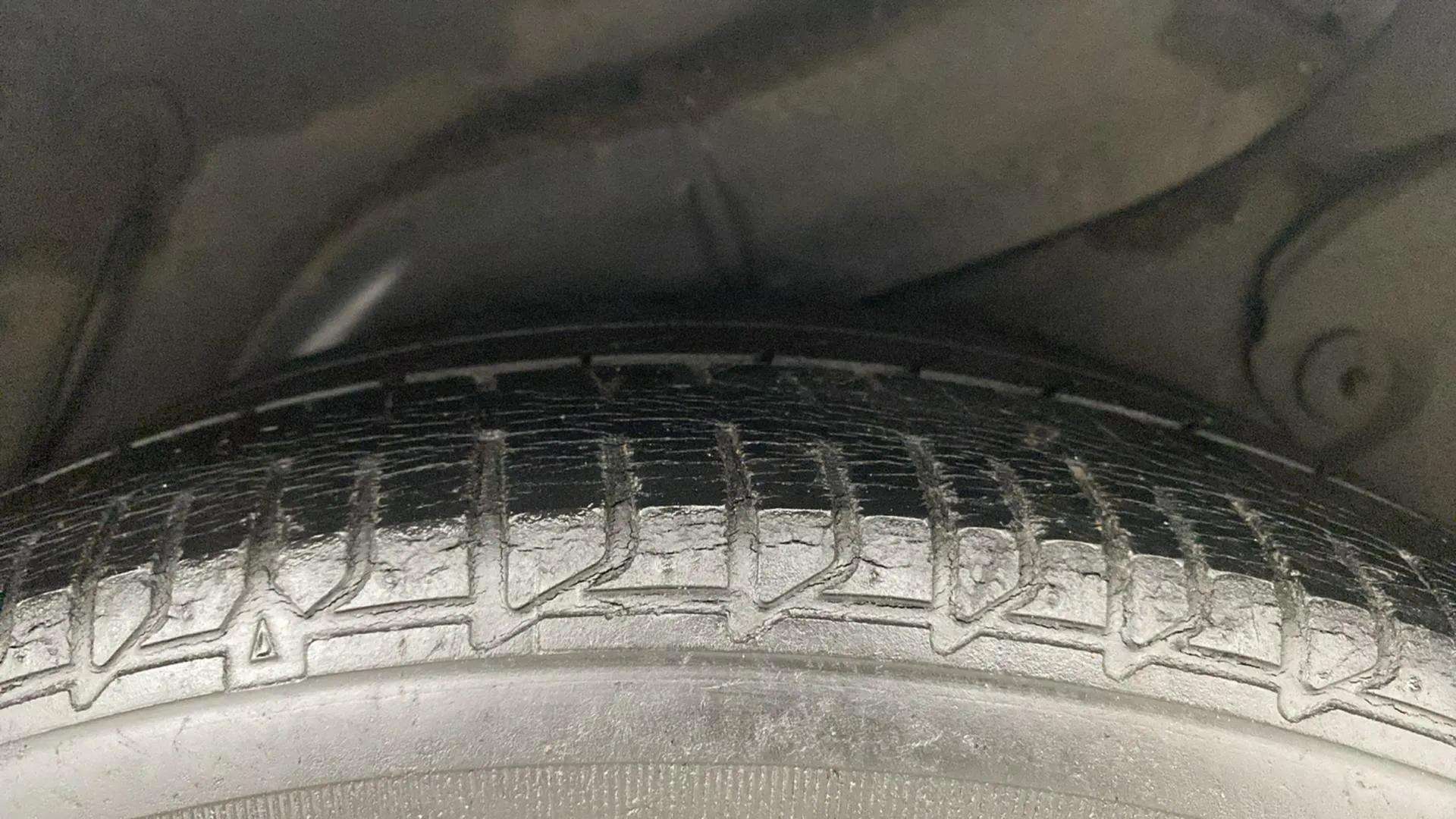 LHS-Rear-Tyre-Tread-21