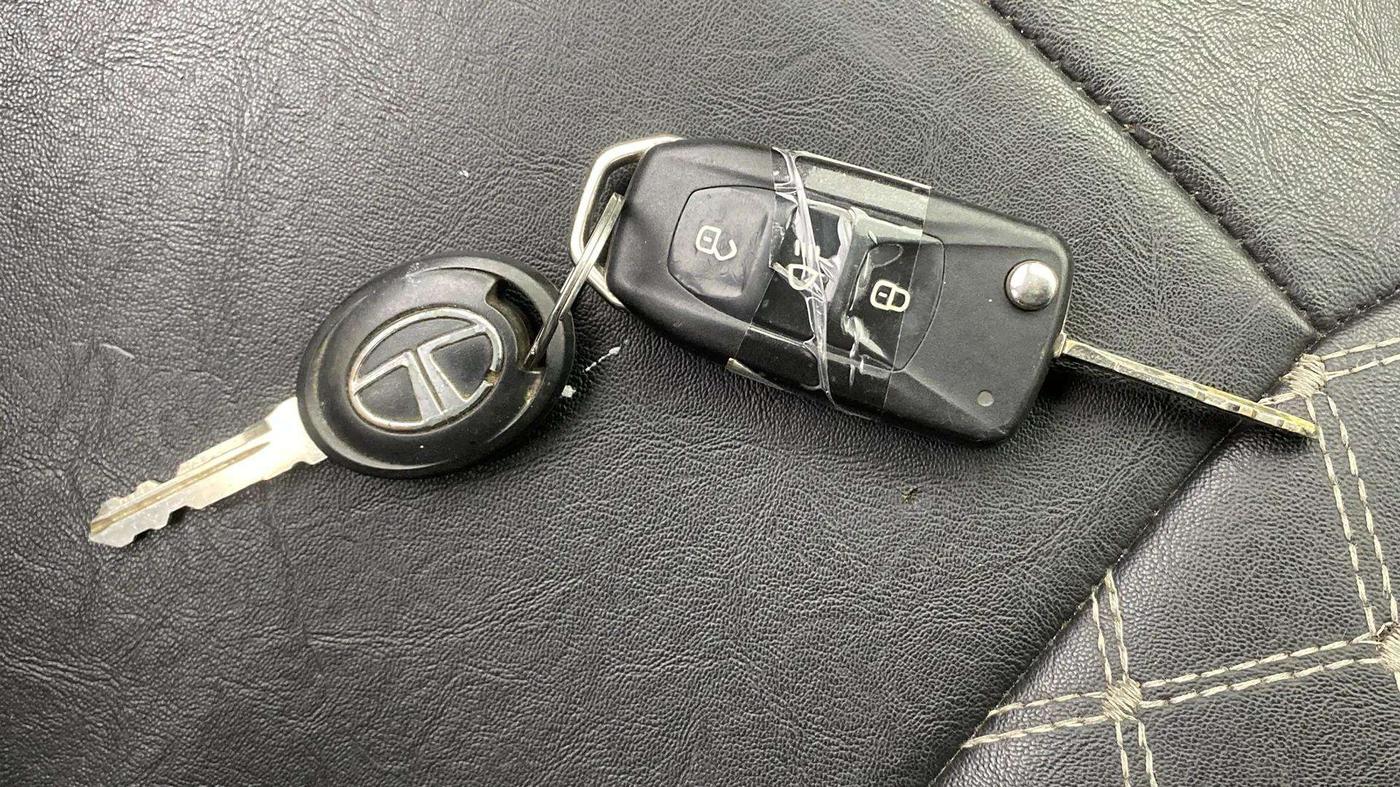 2018 Tata Tiago XZ PLUS DUAL TONE PETROL, Petrol, Manual, 80,120 km, Key Close Up