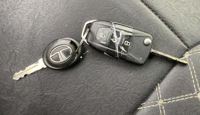 2018 Tata Tiago XZ PLUS DUAL TONE PETROL, Petrol, Manual, 80,120 km, Key Close Up