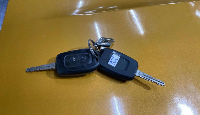2021 Renault TRIBER RXL AMT, Petrol, Automatic, 61,463 km, Key Close Up