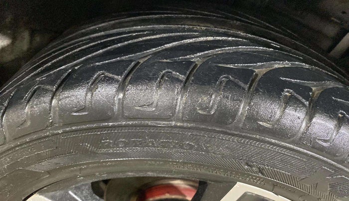 2015 Maruti Swift LXI (O), Petrol, Manual, 53,947 km, Right Front Tyre Tread